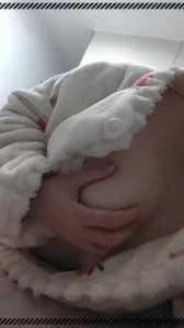 摸胸